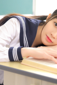 在逃生游戏里花式挨草桃子灯